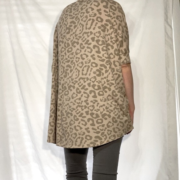 Andrée BY UNIT cheetah print knit shirt in pastel pink and cream - Picture 5 of 8